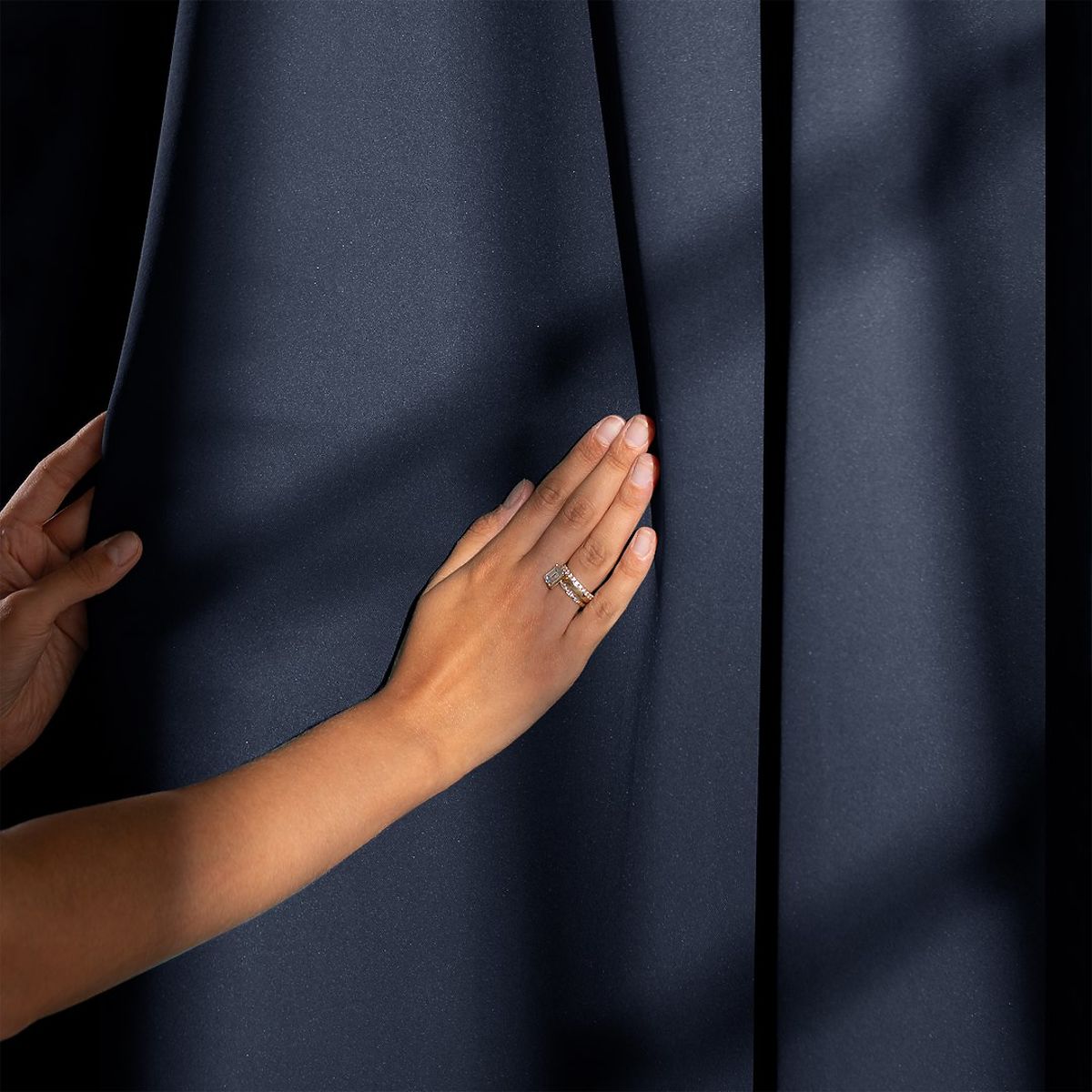 Tenda RESTILO BLACKOUT colore indaco, stile classico, occhielli argento, materiale bla