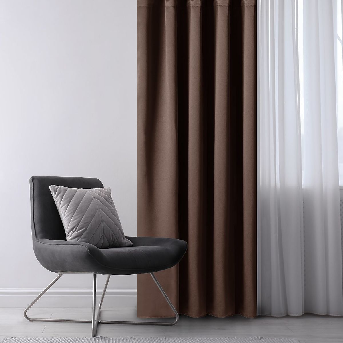 Tenda RESTILO BLACKOUT colore marrone, fascetta per legatura, stile classico, occhielli argento, mat