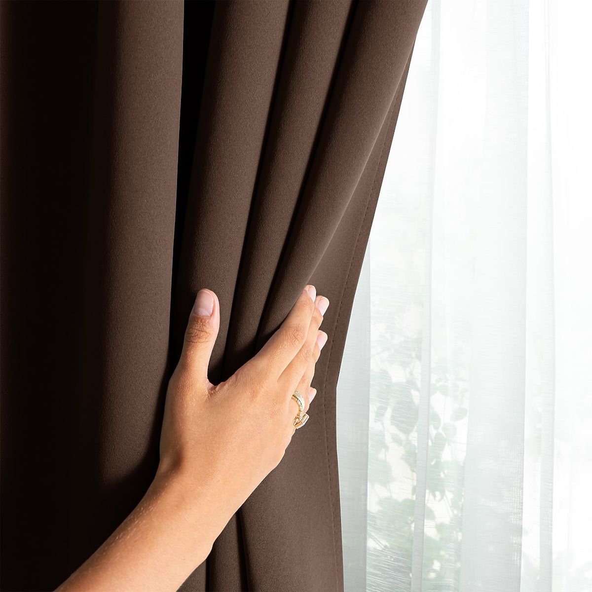 Tenda RESTILO BLACKOUT colore marrone, fascetta per legatura, stile classico, occhielli argento, mat