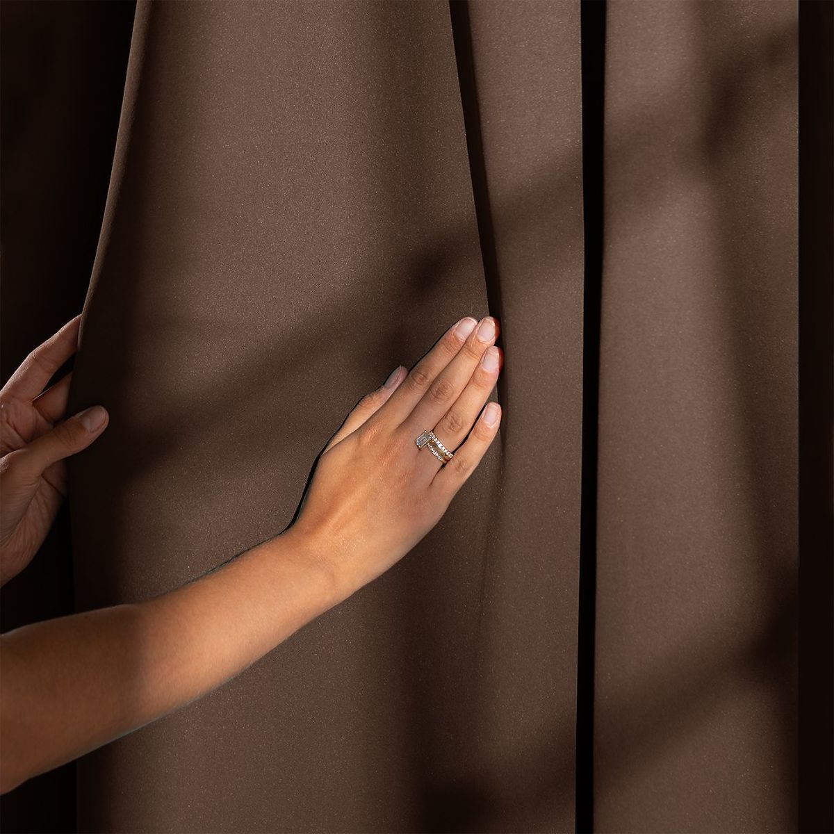 Tenda RESTILO BLACKOUT colore marrone, fascetta per legatura, stile classico, occhielli argento, mat