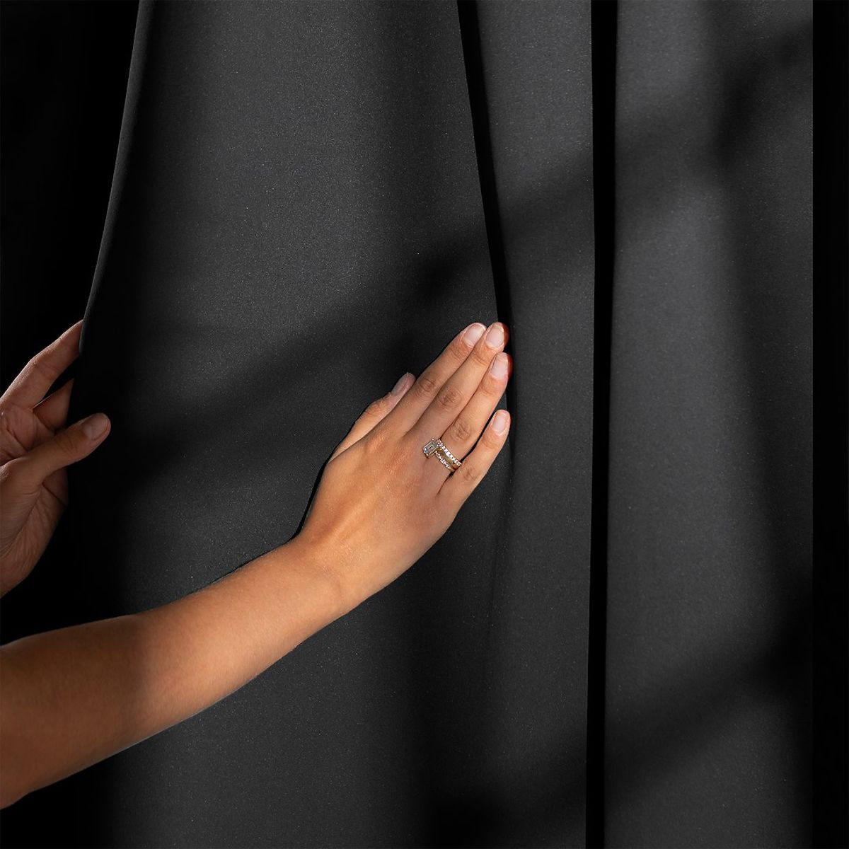 Tenda RESTILO BLACKOUT colore nero, fascetta per raccogliere, stile classico, occhielli argento, mat