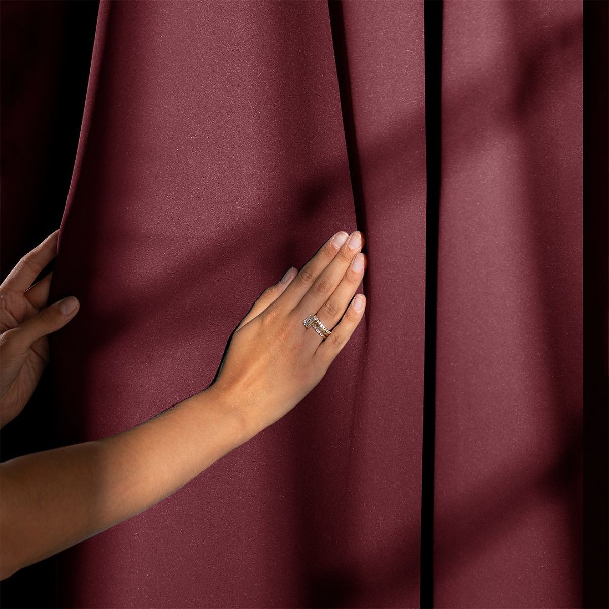 Tenda RESTILO BLACKOUT colore rosso, fascetta per fissaggio, stile classico, anelli argentati, mater