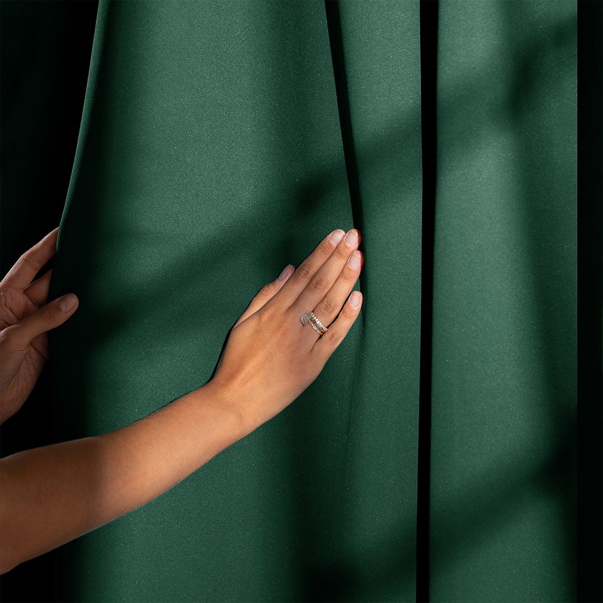 Tenda RESTILO BLACKOUT colore verde bottiglia con nastro stile classico occhielli argento