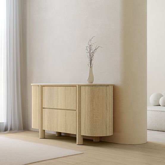Credenza a due ante con cassetti Segretto, arrotondata, rovere naturale, travertino