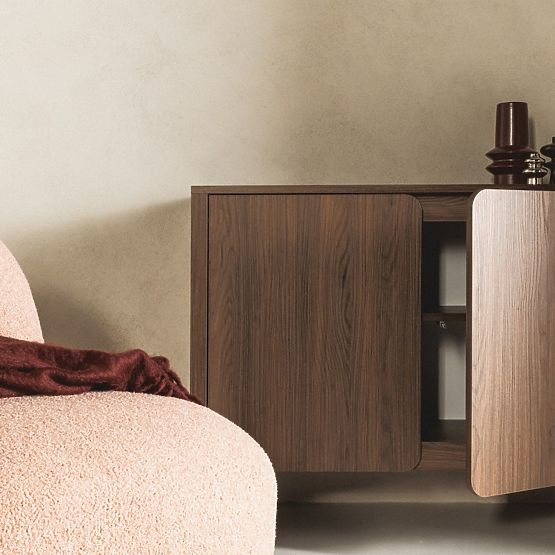 Credenza a due ante Moku noce villa, superfici frontali arrotondate