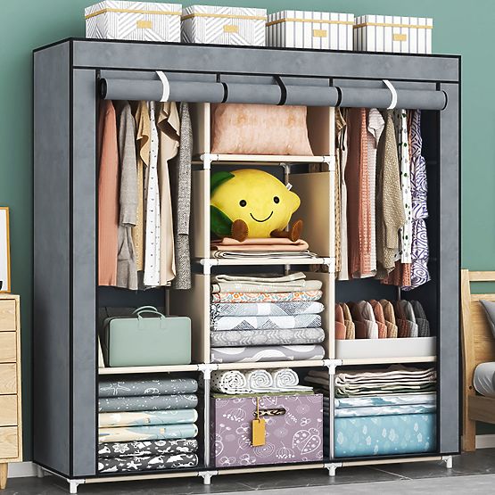 Grande armadio in tessuto con scaffali per vestiti e scarpe