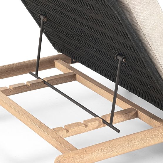 Lettino da giardino Komorebi regolabile, legno di acacia chiaro, acciaio, tessuto intrecciato, beige