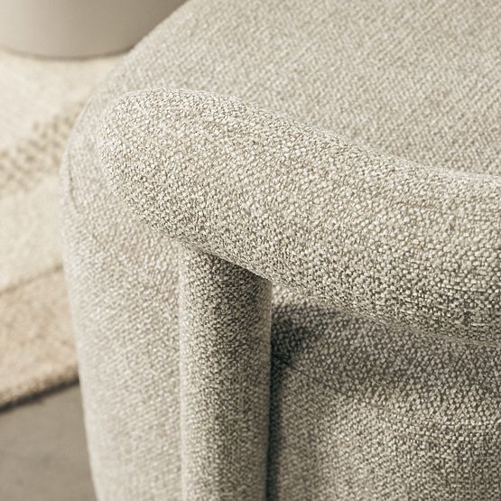 Poltrona imbottita Glen grigia, forme arrotondate