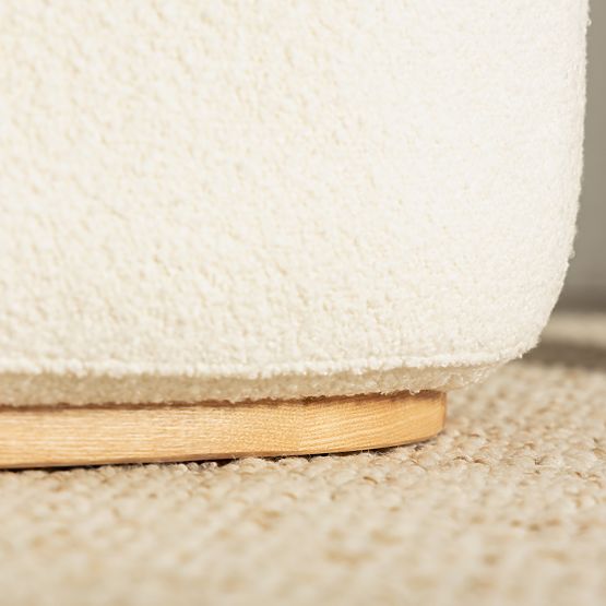 Poltrona imbottita Imai bianca, forme arrotondate