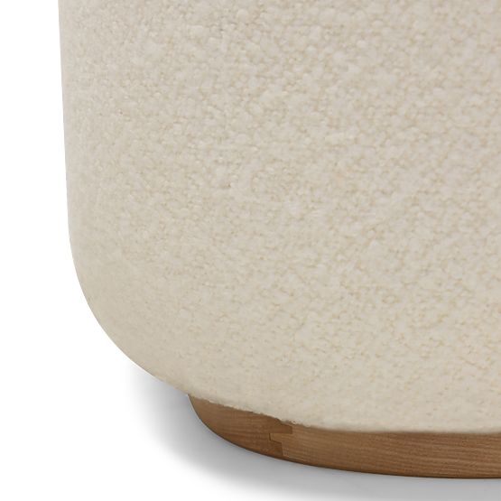 Poltrona imbottita Imai bianca, forme arrotondate