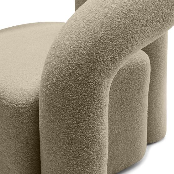 Poltrona imbottita Merry marrone, boucle, forme arrotondate