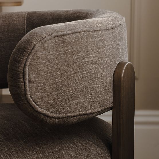 Poltrona Relax Dolce, forme arrotondate, espresso marrone, noce