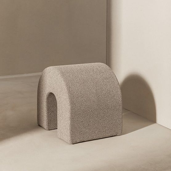 Pouf imbottito Arc, arrotondato, marrone chiaro