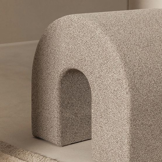 Pouf imbottito Arc, arrotondato, marrone chiaro