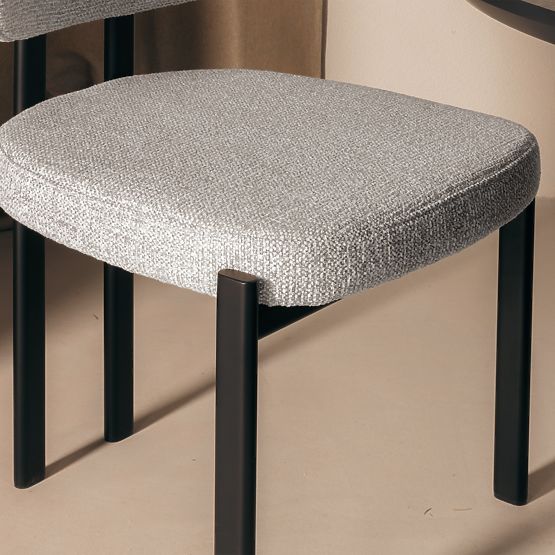 Sedia imbottita Flare, beige/gambe nere