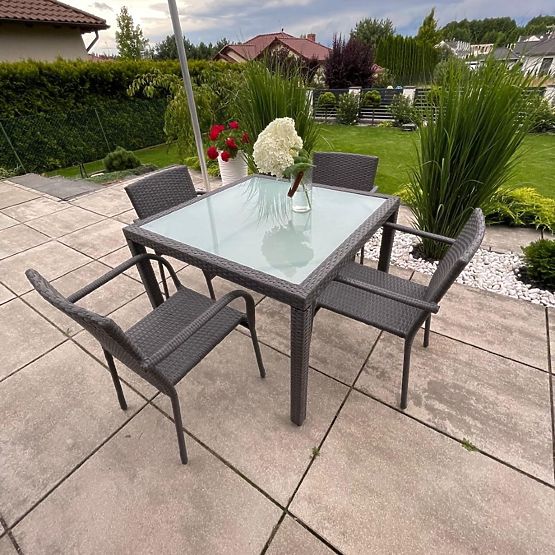 Set da pranzo in tecnorattan (tavolo 100x100 + 4 sedie) AVVICENTE grigio