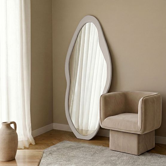 Specchio sospeso con cornice in legno Mara, 180x80 cm, forma irregolare, crema