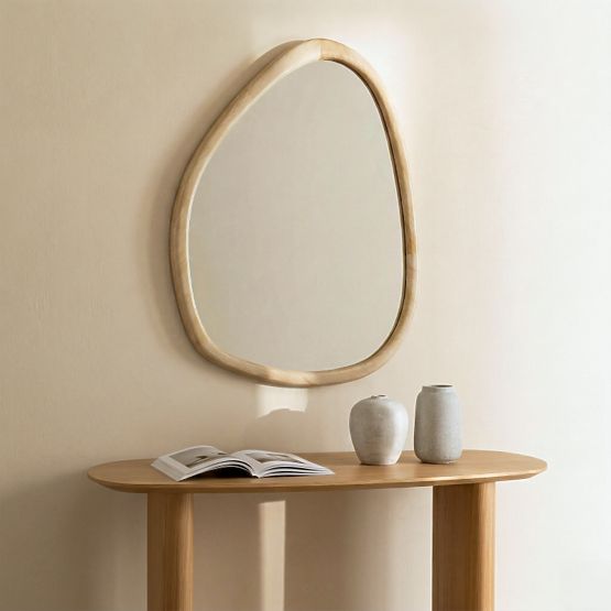 Specchio sospeso in cornice di legno Lisa 70x90 cm, forma irregolare, naturale