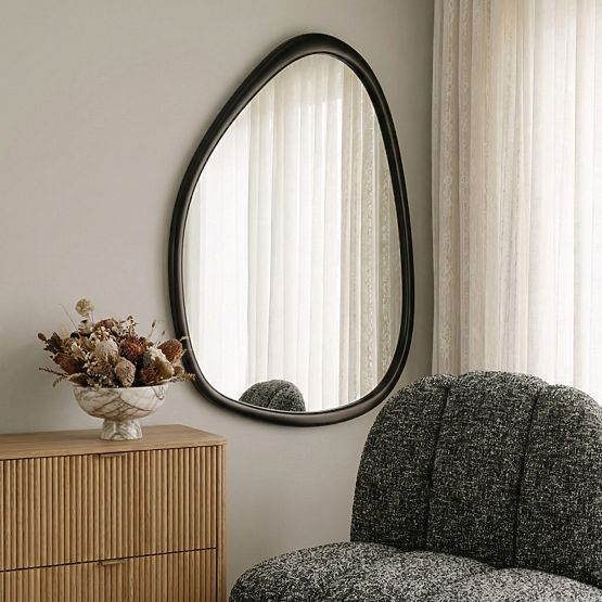 Specchio sospeso in cornice di legno Lisa 70x90 cm, forma irregolare, nero