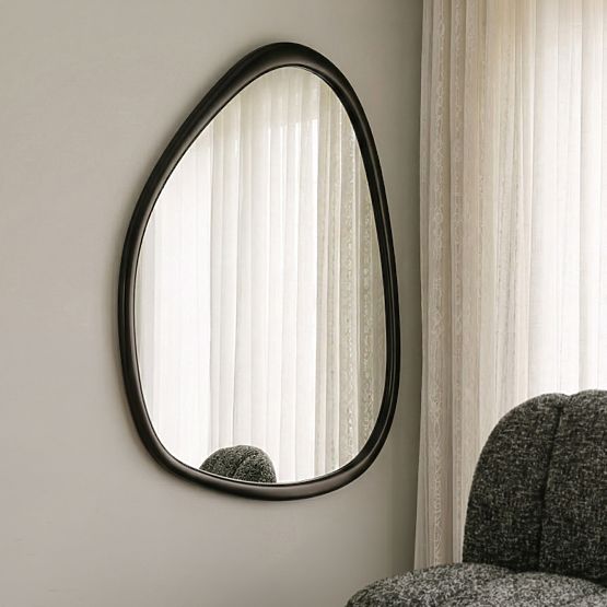Specchio sospeso in cornice di legno Lisa 70x90 cm, forma irregolare, nero