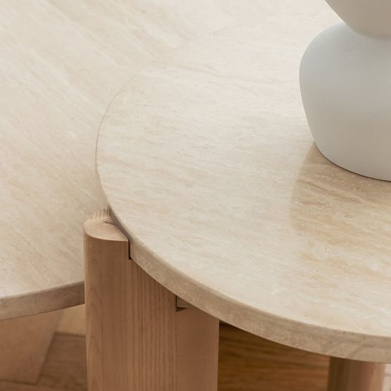 Tavolino laterale Medley 50 cm, rotondo, travertino/frassino