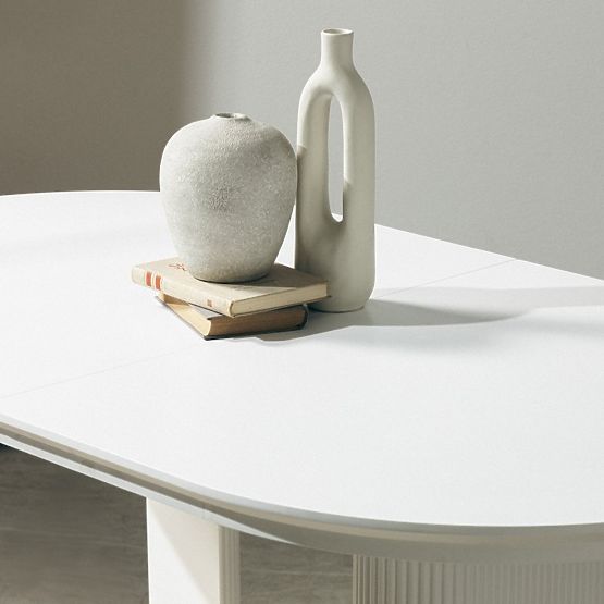 Tavolo allungabile Audrey 160-240 cm, ovale, bianco, con scanalature, forme arrotondate