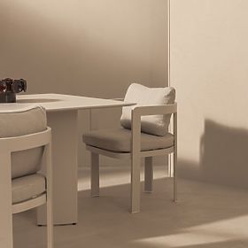 Sedia da giardino Japori in alluminio, beige chiaro, arrotondata