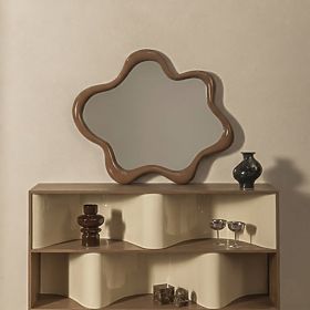 Specchio sospeso Izzi, irregolare, marrone chiaro/mocha, lucido